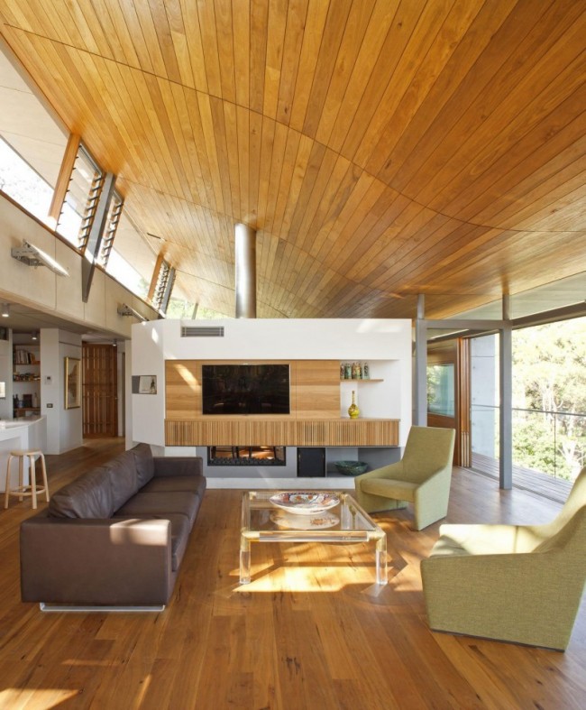 Maison qui mélange le bois le béton et la pierre