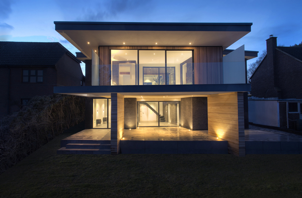 Maison contemporaine avec toit terrasse et bardage bois