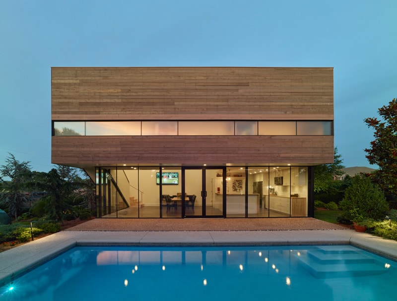 Maison cube contemporaine avec un bardage en bois Maison en cube