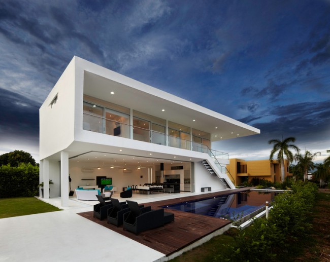 Maison contemporaine blanche avec intérieur blanc