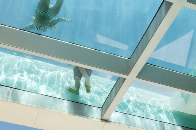 maison-piscine-transparente-05