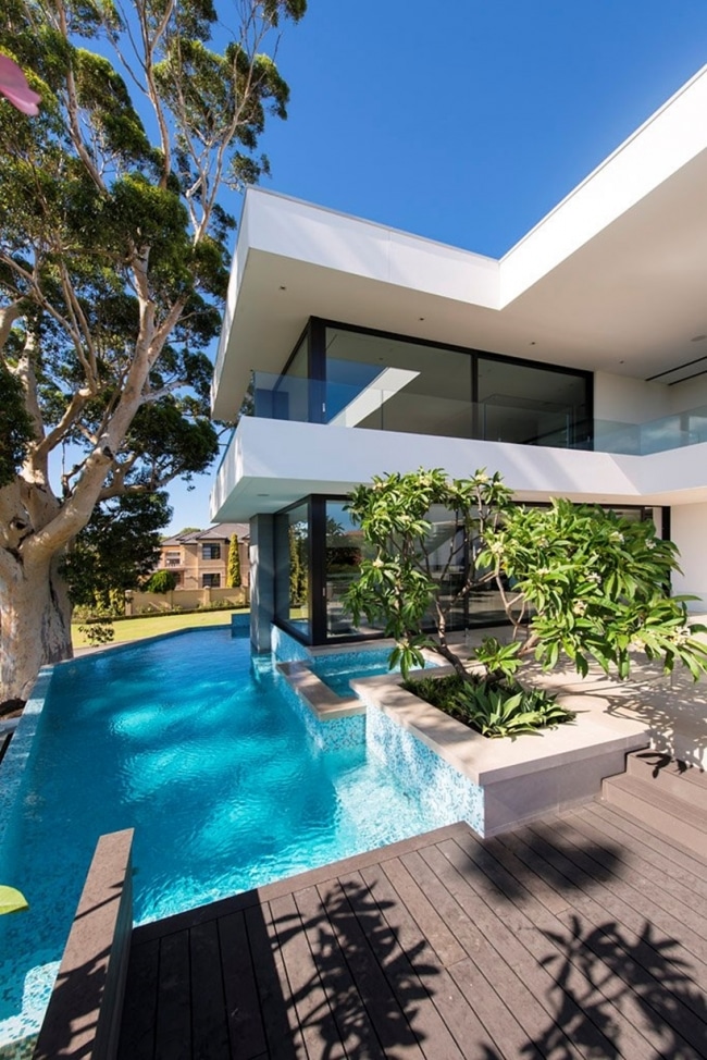 maison-design-piscine-debordement
