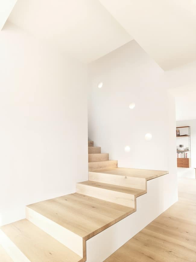 idee-decoration-interieur-minimaliste-escalier-bois