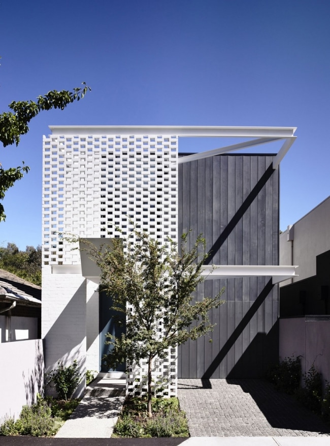 maison-architecte-facade-blanche-bardage-bois