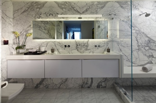 murs-marbre-blanc-salle-bain