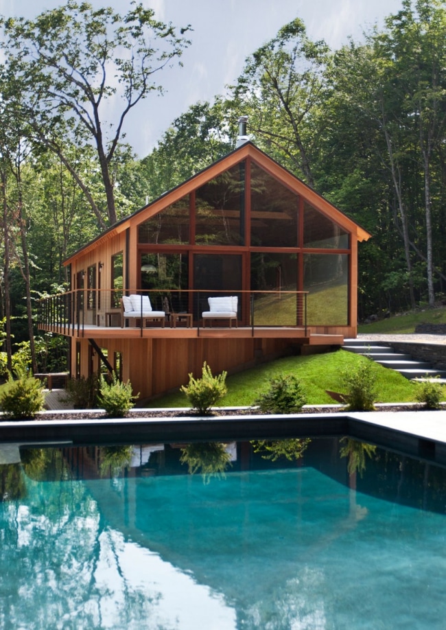 chalet-contemporain-bois-avec-grandes-fenetres