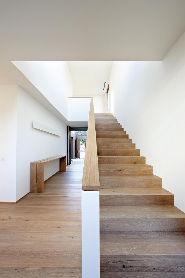 escalier-bois-menant-a-letage