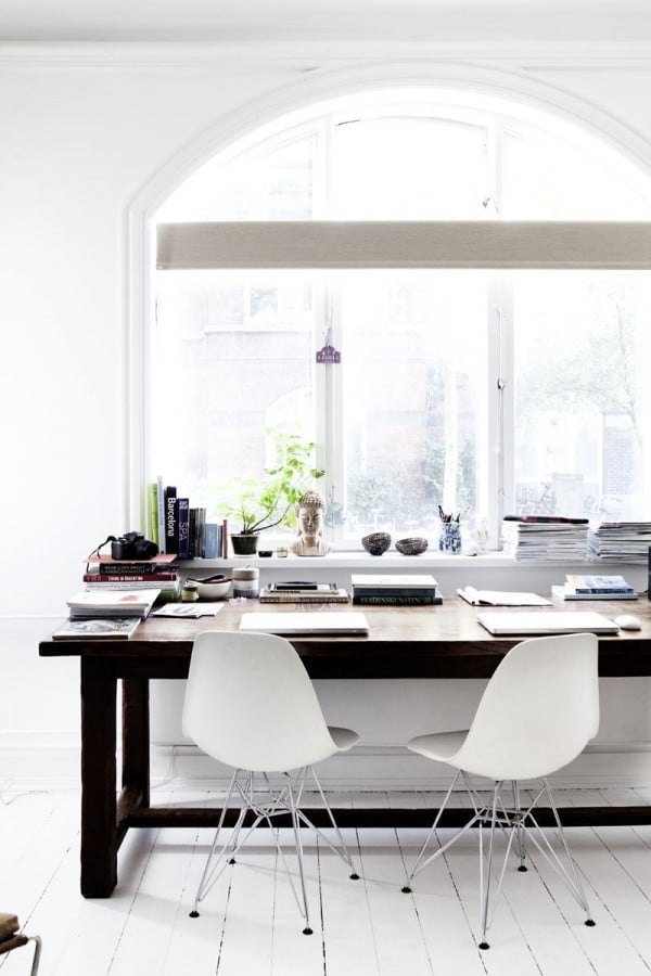 bureau-domicile-avec-chaises-eames