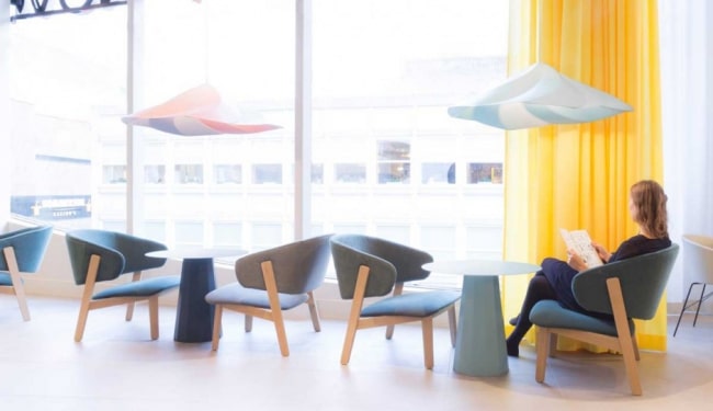 tables-chaises-design-novotel
