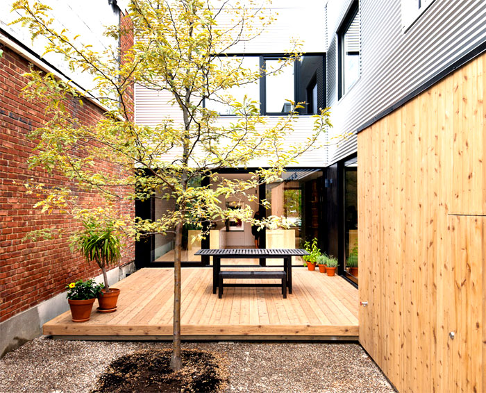 Cour interieure avec terrasse bois