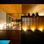 Maison contemporaine avec bois au plafond