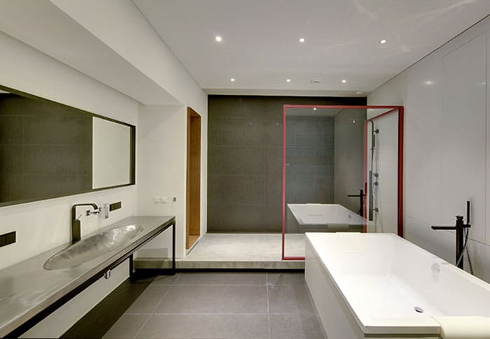 Salle de bain avec plan de travail inox