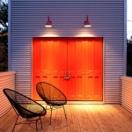 Terrasse bois avec porte rouge
