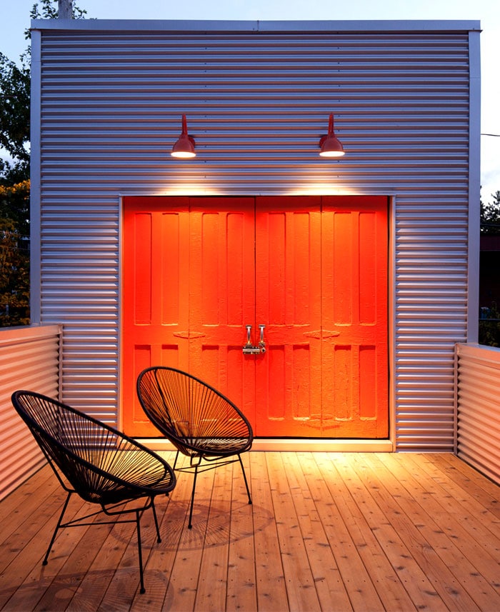 Terrasse bois avec porte rouge