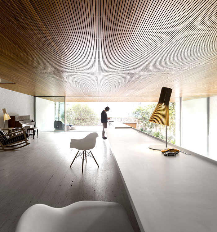 Mezzanine contemporaine avec chaise eames