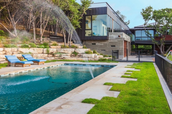 piscine-avec-jet-deau