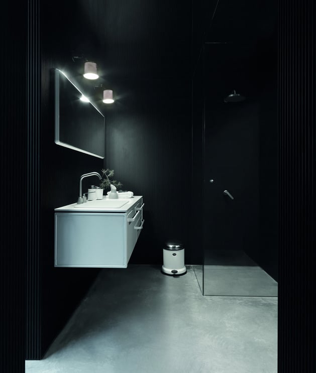 salle-bain-noir-avec-meubles-blancs