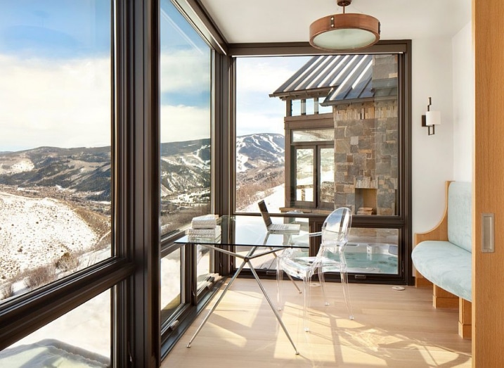 Bureau en verre avec vue sur montagne