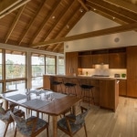 Cuisine ouverte en bois dans chalet