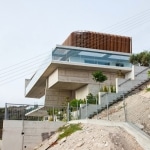 Maison contemporaine a flanc de colline