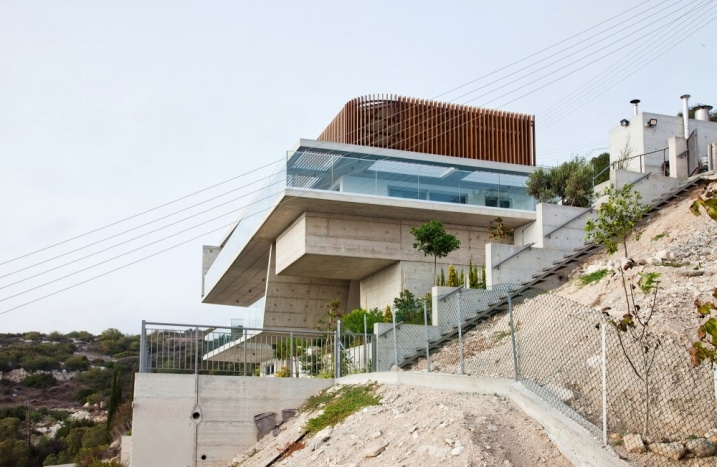 Maison contemporaine a flanc de colline