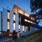 Maison contemporaine avec murs de verre