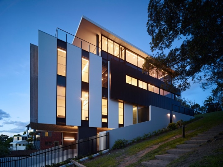 Maison contemporaine avec murs de verre