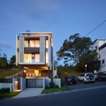 Maison contemporaine sur terrain en pente