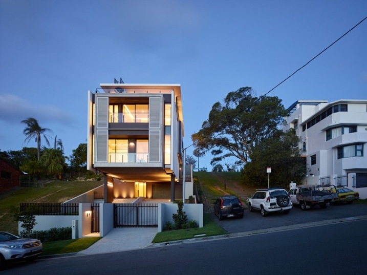 Maison contemporaine sur terrain en pente