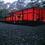 Maison forestiere contemporaine rouge et noire