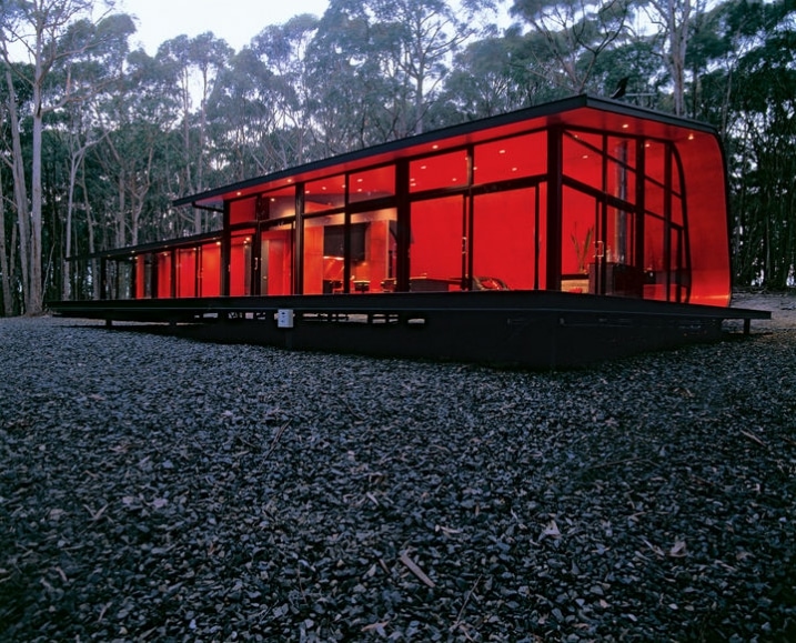 Maison forestiere contemporaine rouge et noire