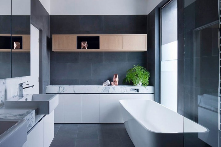 Salle de bain avec carrelage anthracite