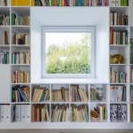 Bibliotheque sur mesure autour de fenetre