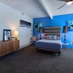Chambre avec mur bleu