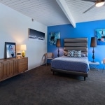 Chambre avec mur bleu