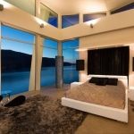 Chambre design avec vue sur piscine