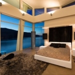 Chambre design avec vue sur piscine