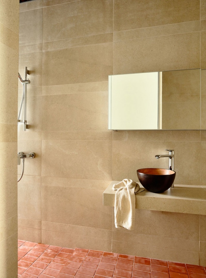 Salle de bain avec carrelage beige