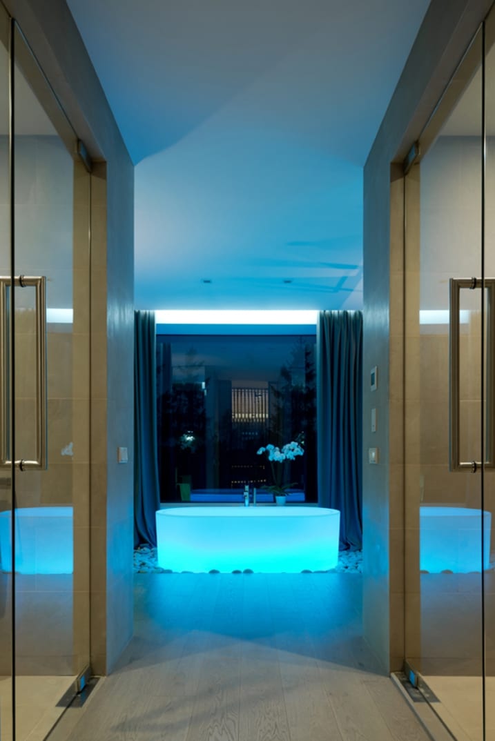 Baignoire lumineuse bleue