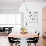 Comptoir de cuisine bois avec chaises eames