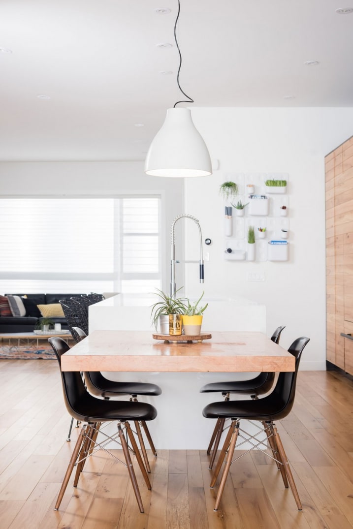 Comptoir de cuisine bois avec chaises eames
