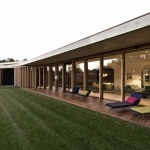 Maison avec longue terrasse en bois