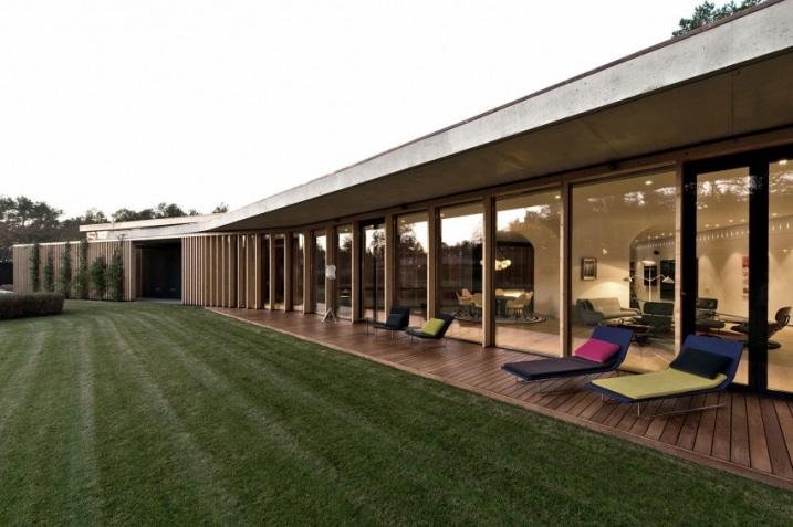 Maison avec longue terrasse en bois