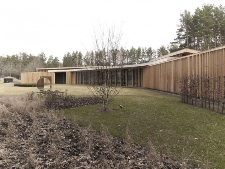 Maison avec pergolas en bois