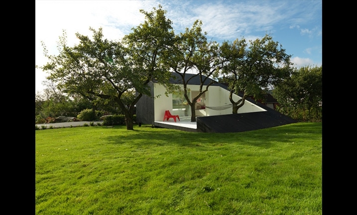 Maison de jardin avec terrasse en bois