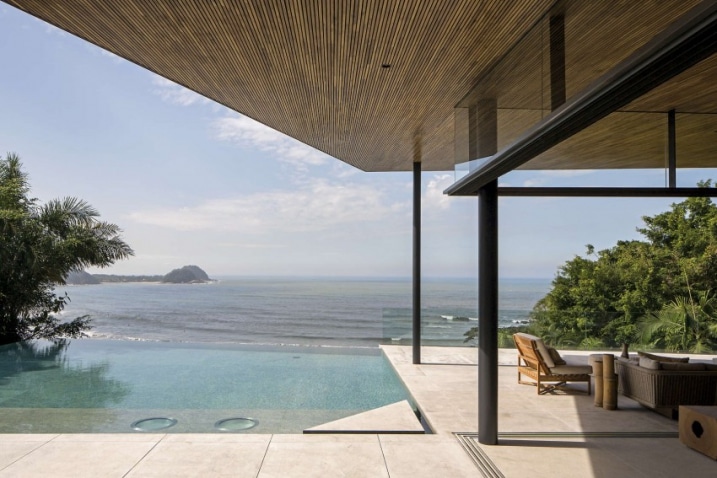 Piscine à débordement avec vue sur la mer