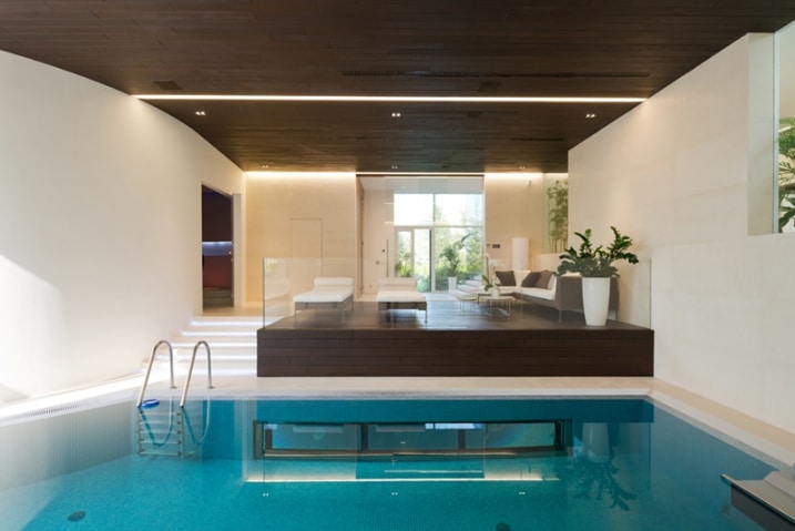 Piscine intérieure avec lounge