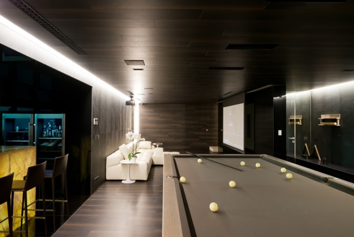 Salle de billard contemporaine