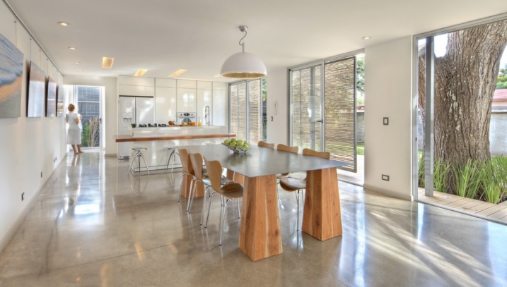 Table avec gros pieds en bois