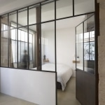 Chambre de Loft avec porte métallique